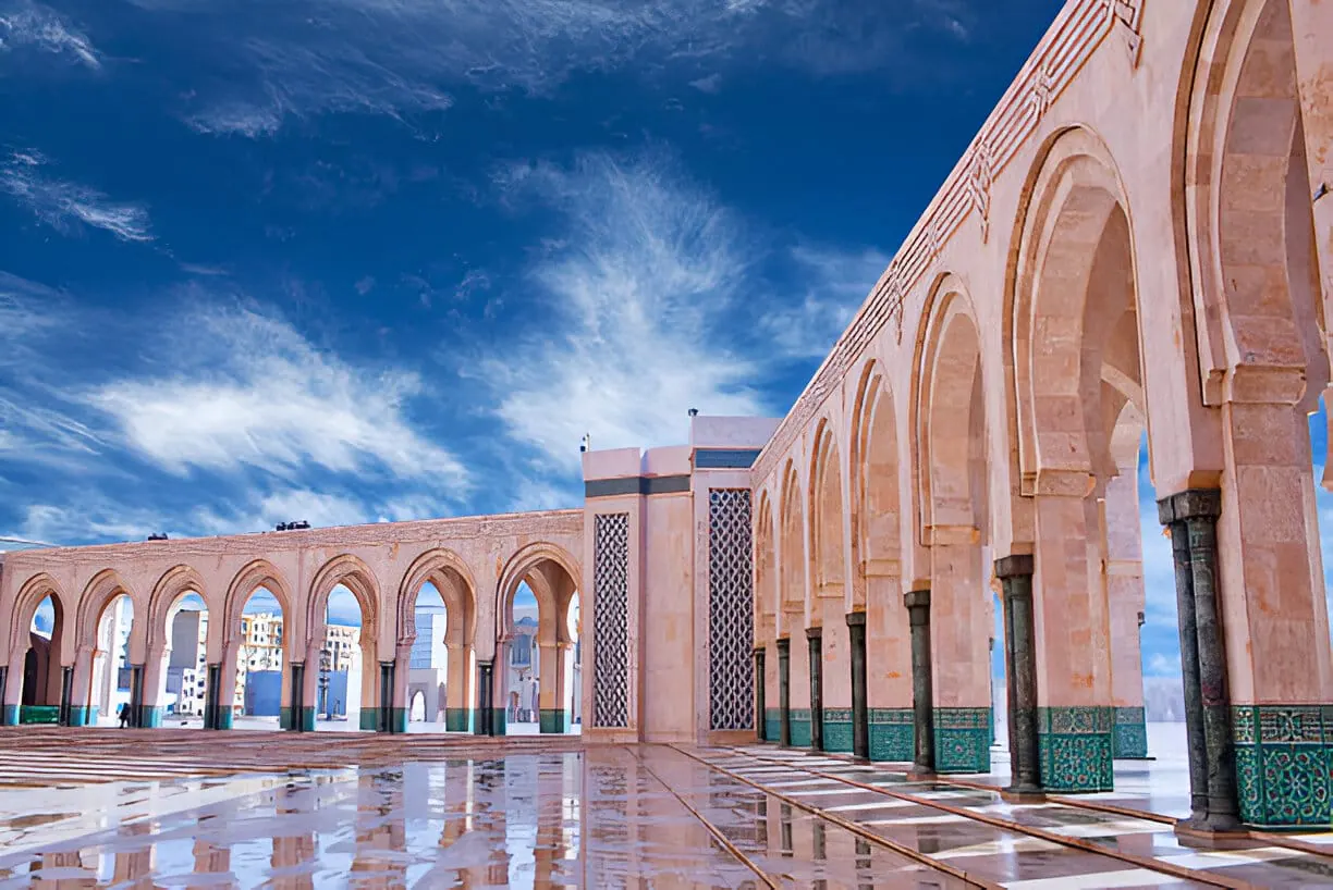 Porticato della spianata della moschea Hassan II a Casablanca, riflesso nel pavimento bagnato