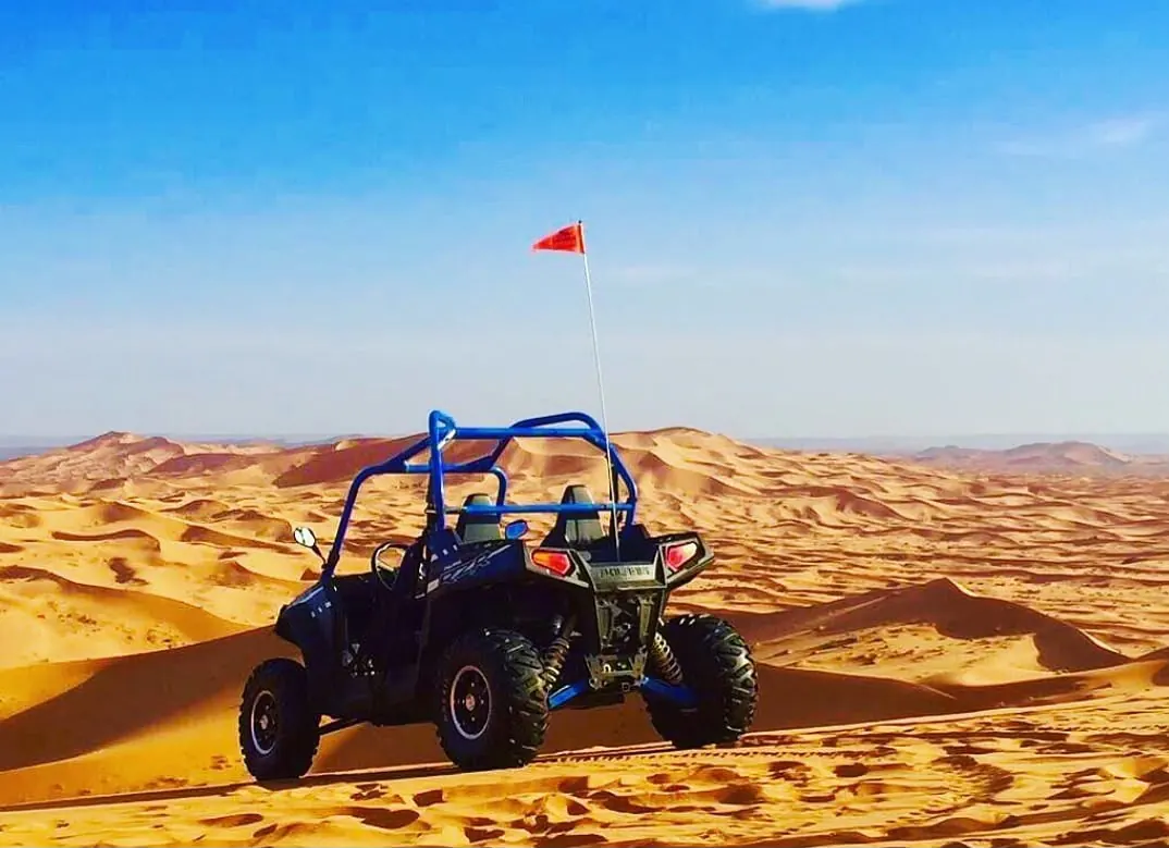 Buggy con bandierina di sicurezza sulle dune dell’Erg Chebbi