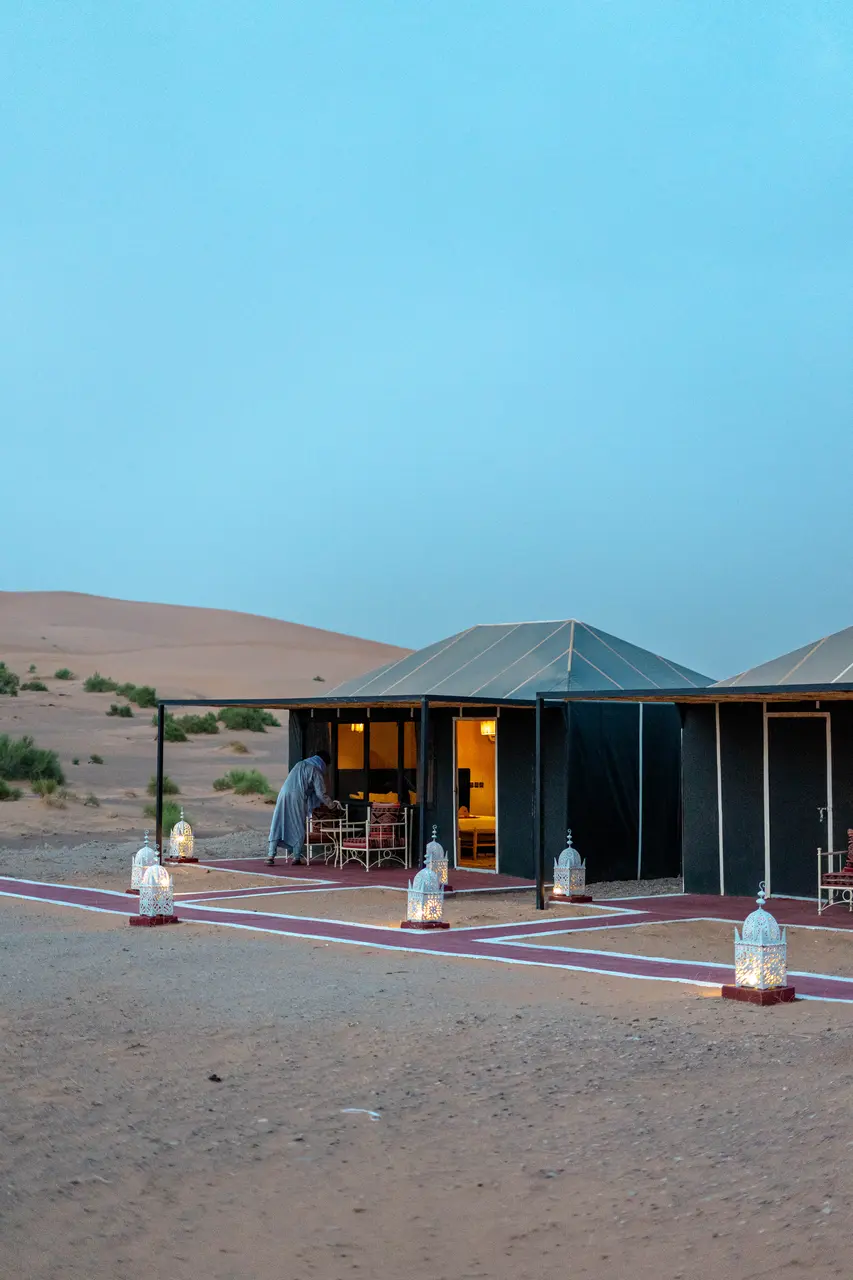 Il Tassili Luxury Desert Camp al calar della sera, con le tende illuminate