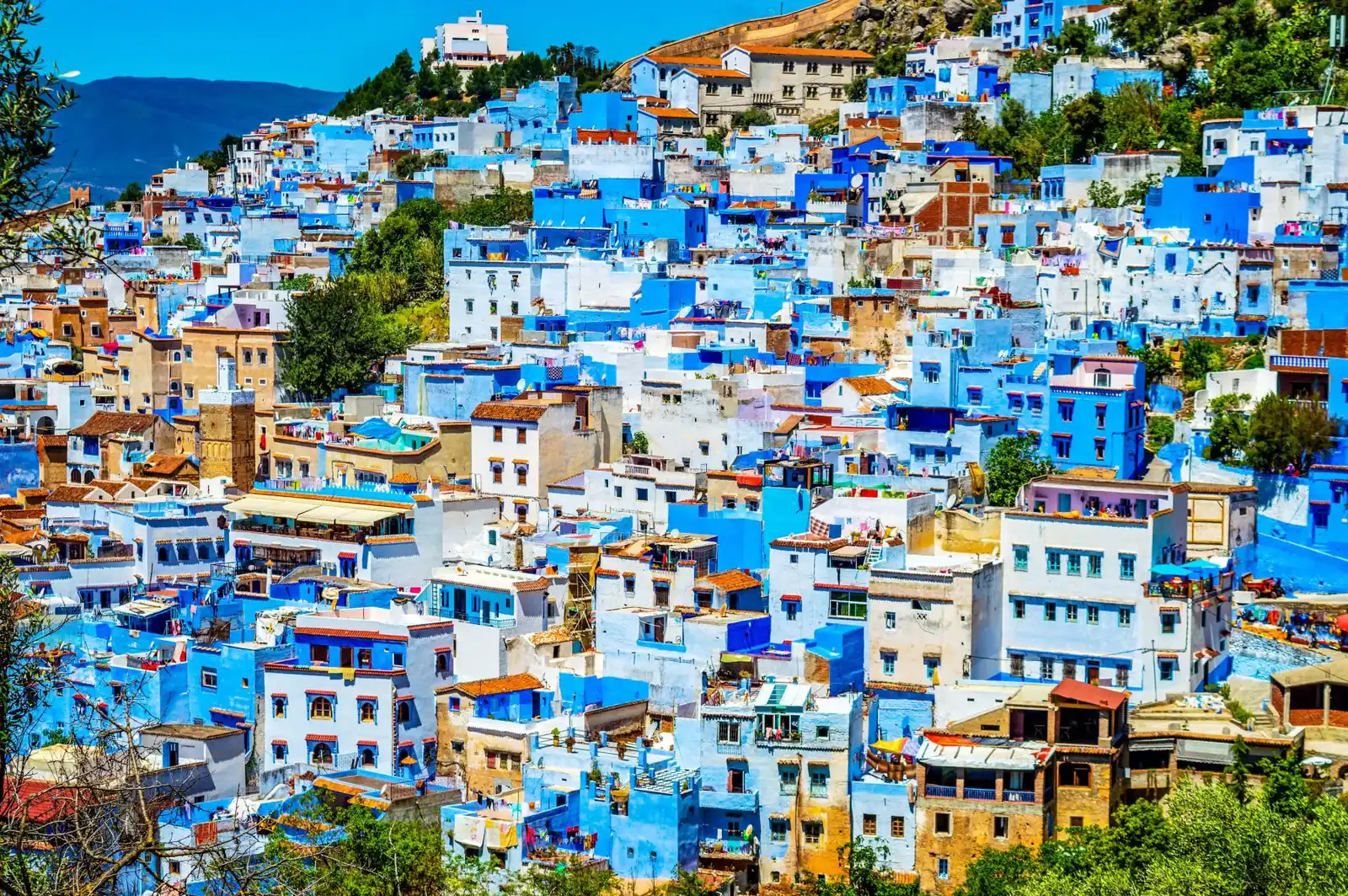 Le case blu e bianche di Chefchaouen arroccate sul fianco della montagna