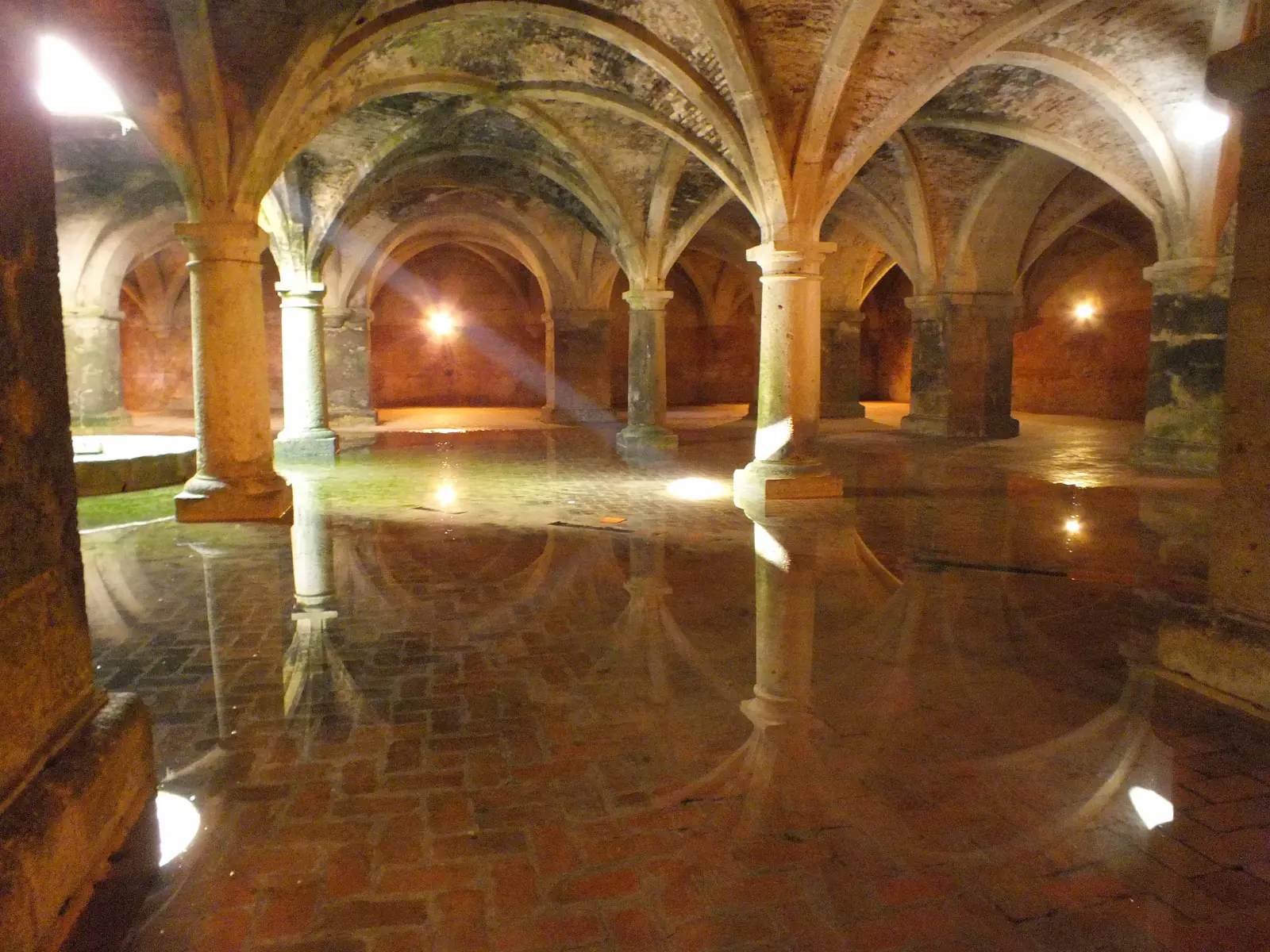 Le volte e le colonne della cisterna portoghese di El Jadida riflesse nell'acqua