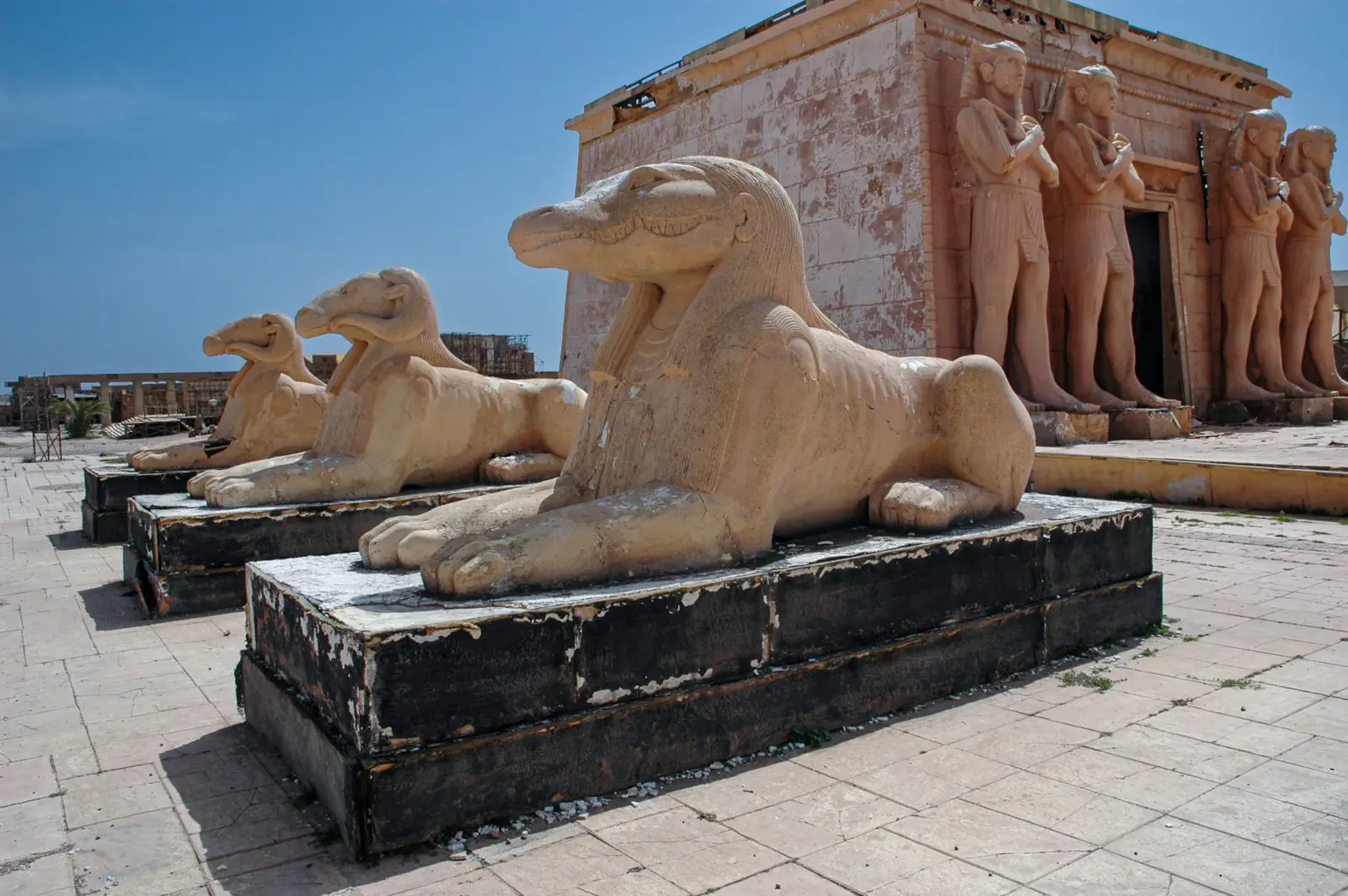 Sfingi e statue in stile egizio in un set degli studi cinematografici di Ouarzazate