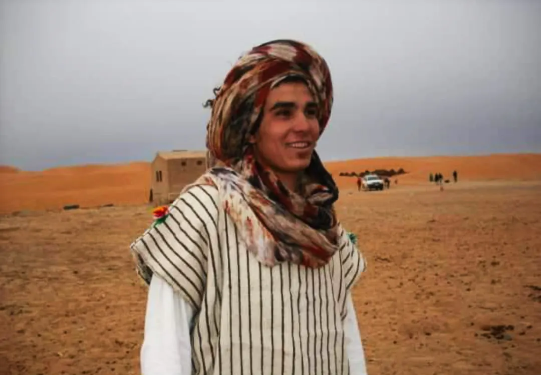 Guida berbera con il turbante nel deserto di Merzouga