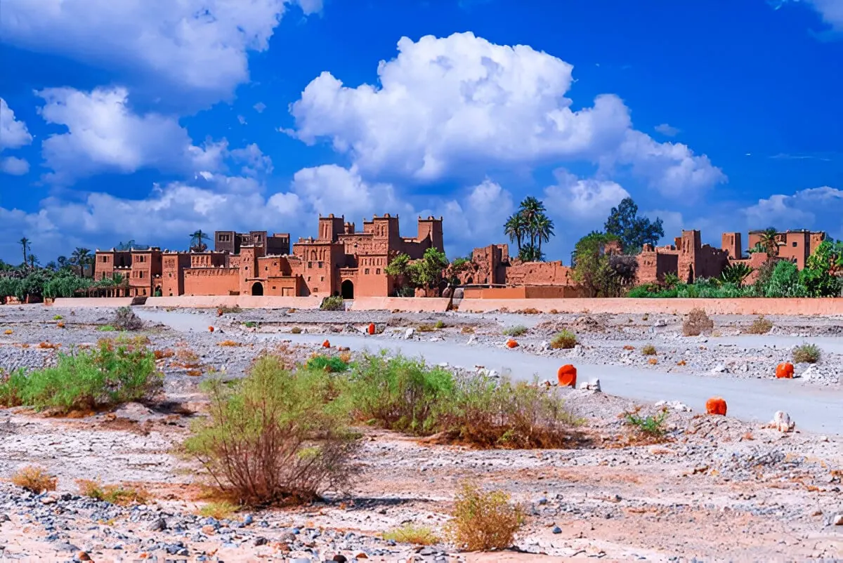 La kasbah Amridil tra le palme, vista dal letto asciutto del fiume a Skoura