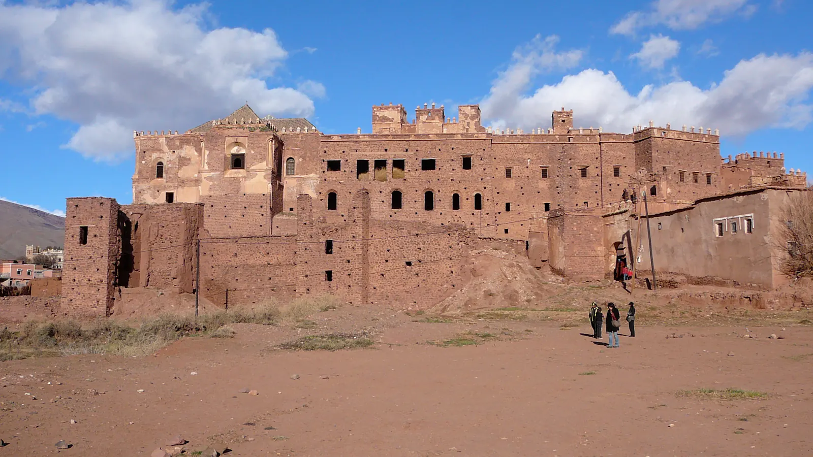 La kasbah di Telouet, in terra cruda rossa, sotto un cielo nuvoloso