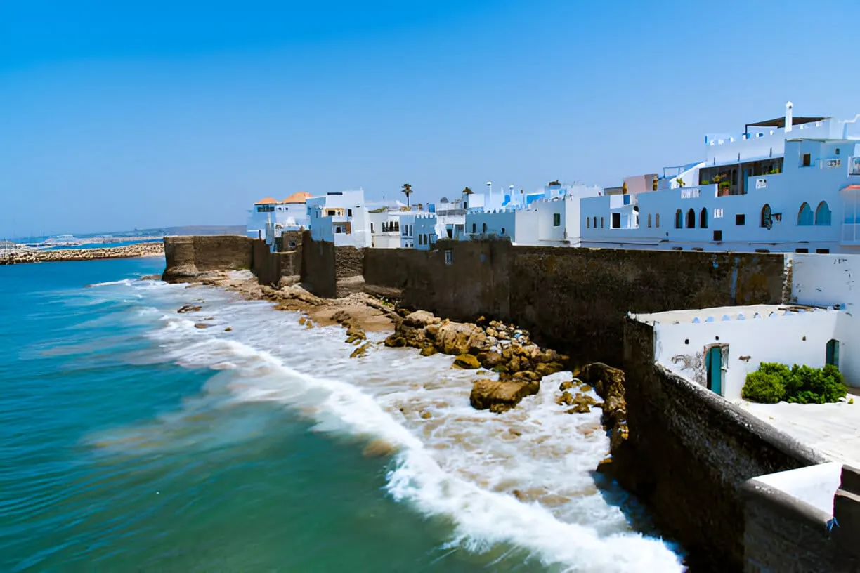 Le mura e le case bianche di Asilah accanto alle onde dell’Atlantico
