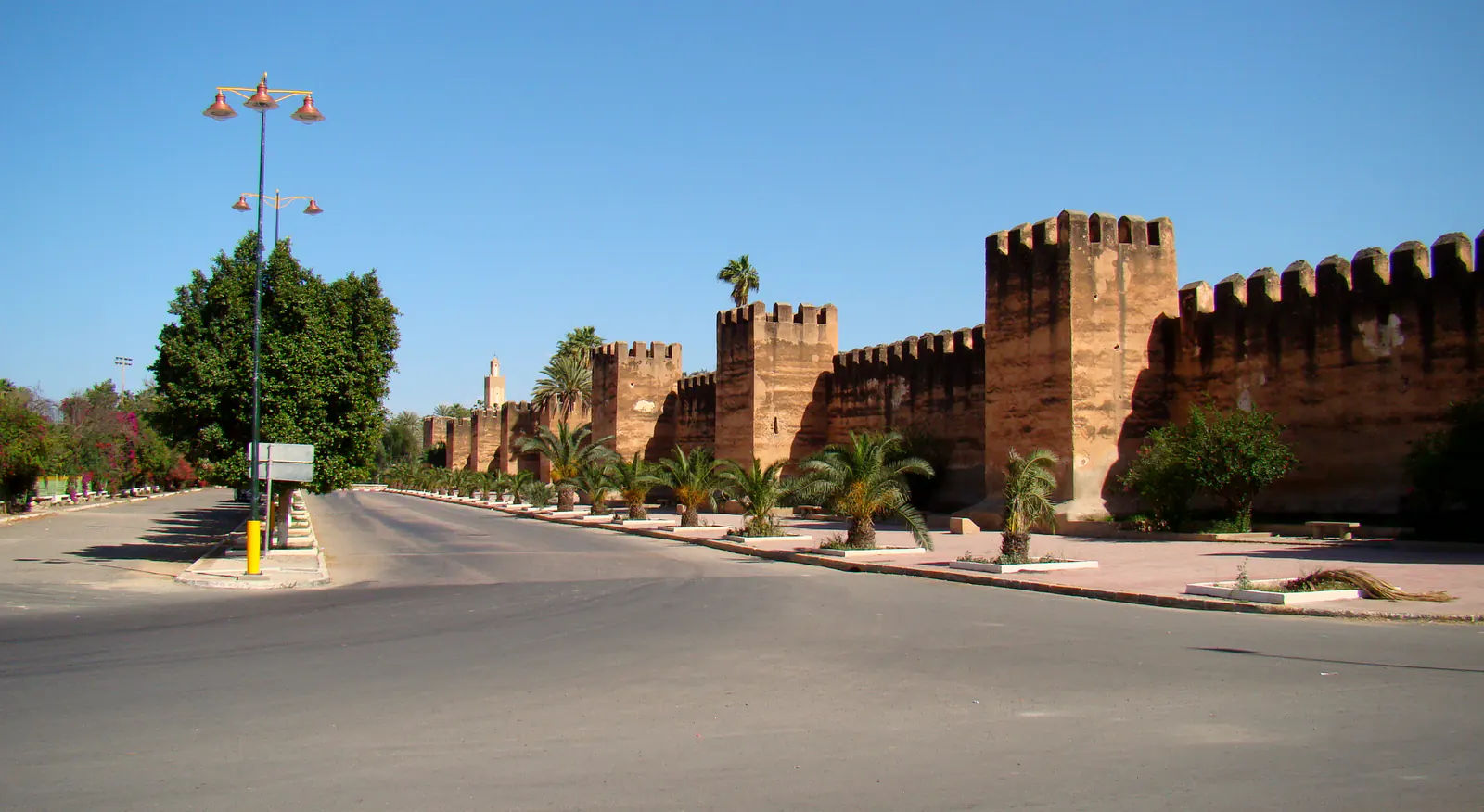 Le mura in terra cruda di Taroudant, con le torri e le palme lungo il viale