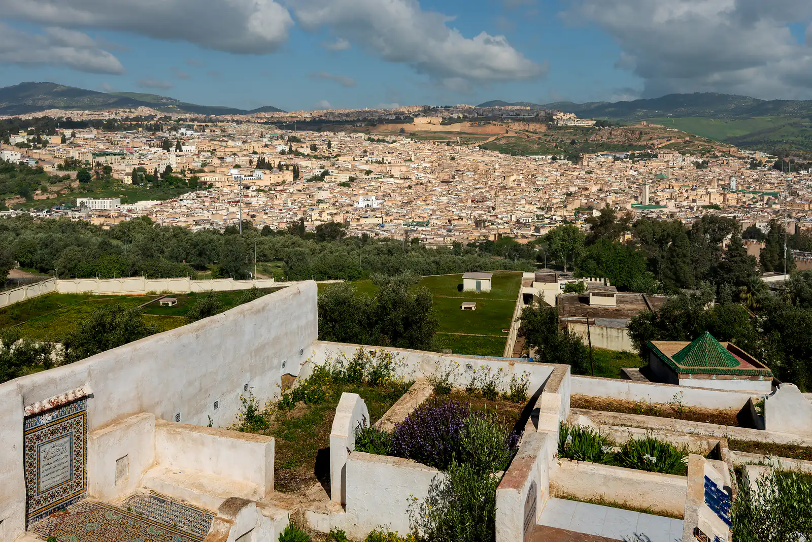 Vista panoramica della medina di Fes, con un cimitero di tombe bianche in primo piano