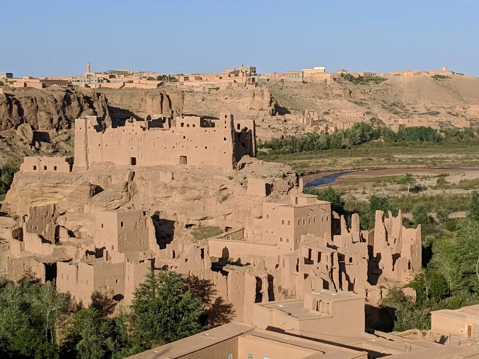 Il villaggio in terra cruda di Ait Youl sopra il fiume, nella valle delle Rose