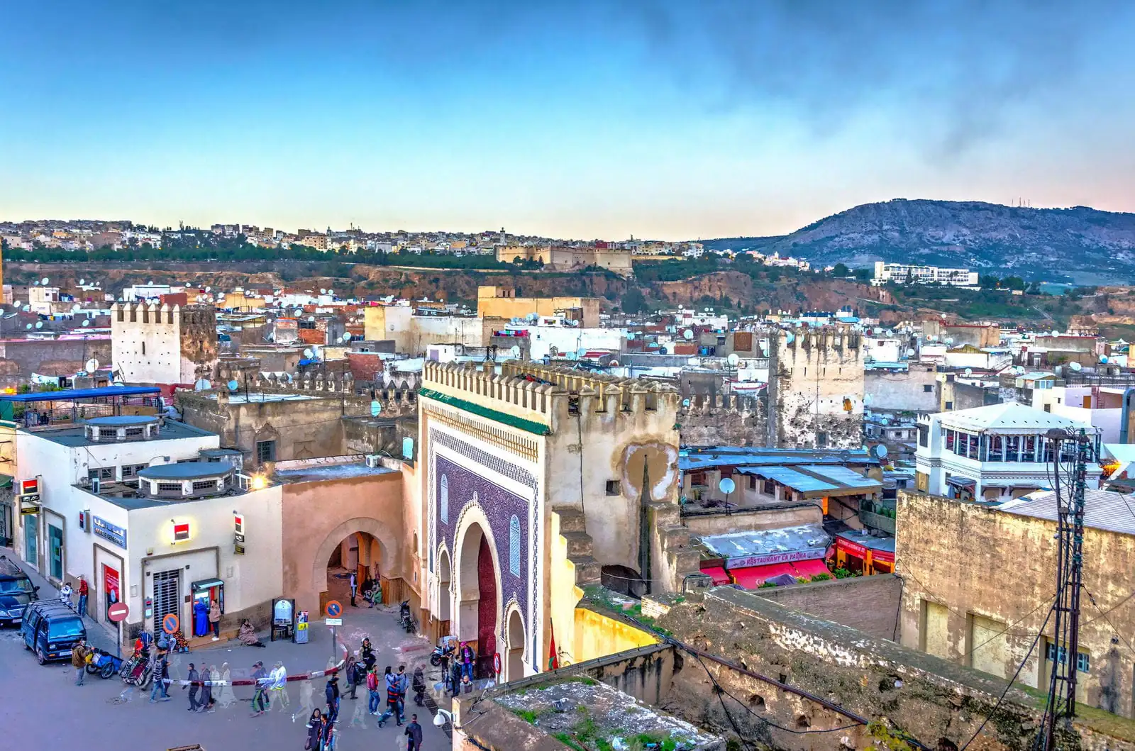 La porta Bab Boujloud e i tetti della medina di Fes, visti dall’alto