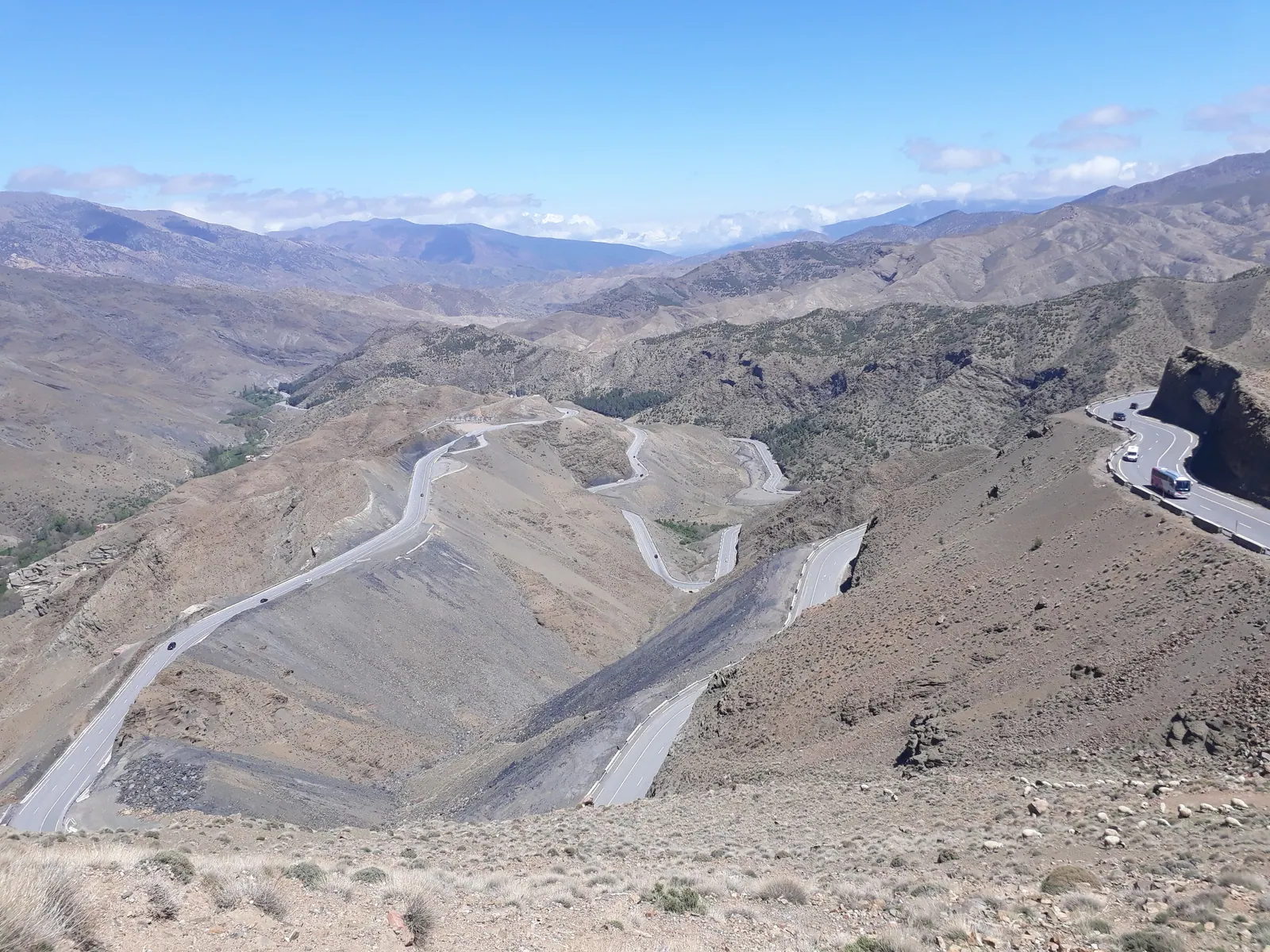 Strada a tornanti che sale al passo Tizi n'Tichka tra le montagne dell'Alto Atlante