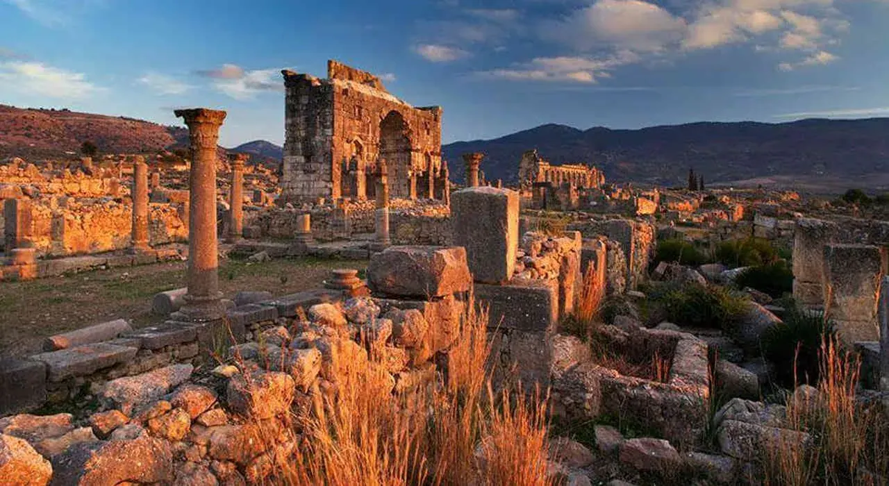 Colonne e muri delle rovine romane di Volubilis nella luce del tramonto