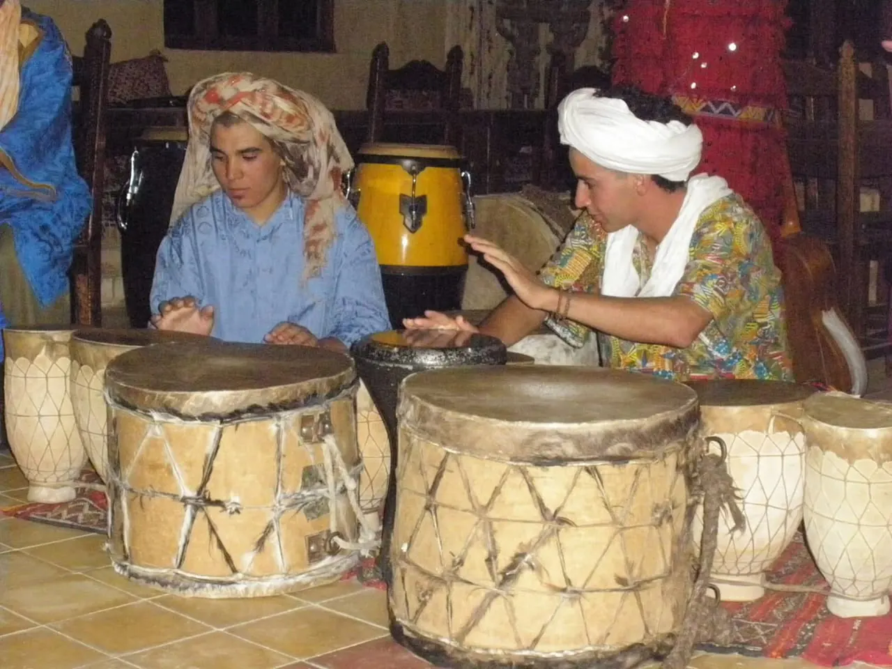 Viaggiatori che suonano i tamburi in una casa di musica gnawa