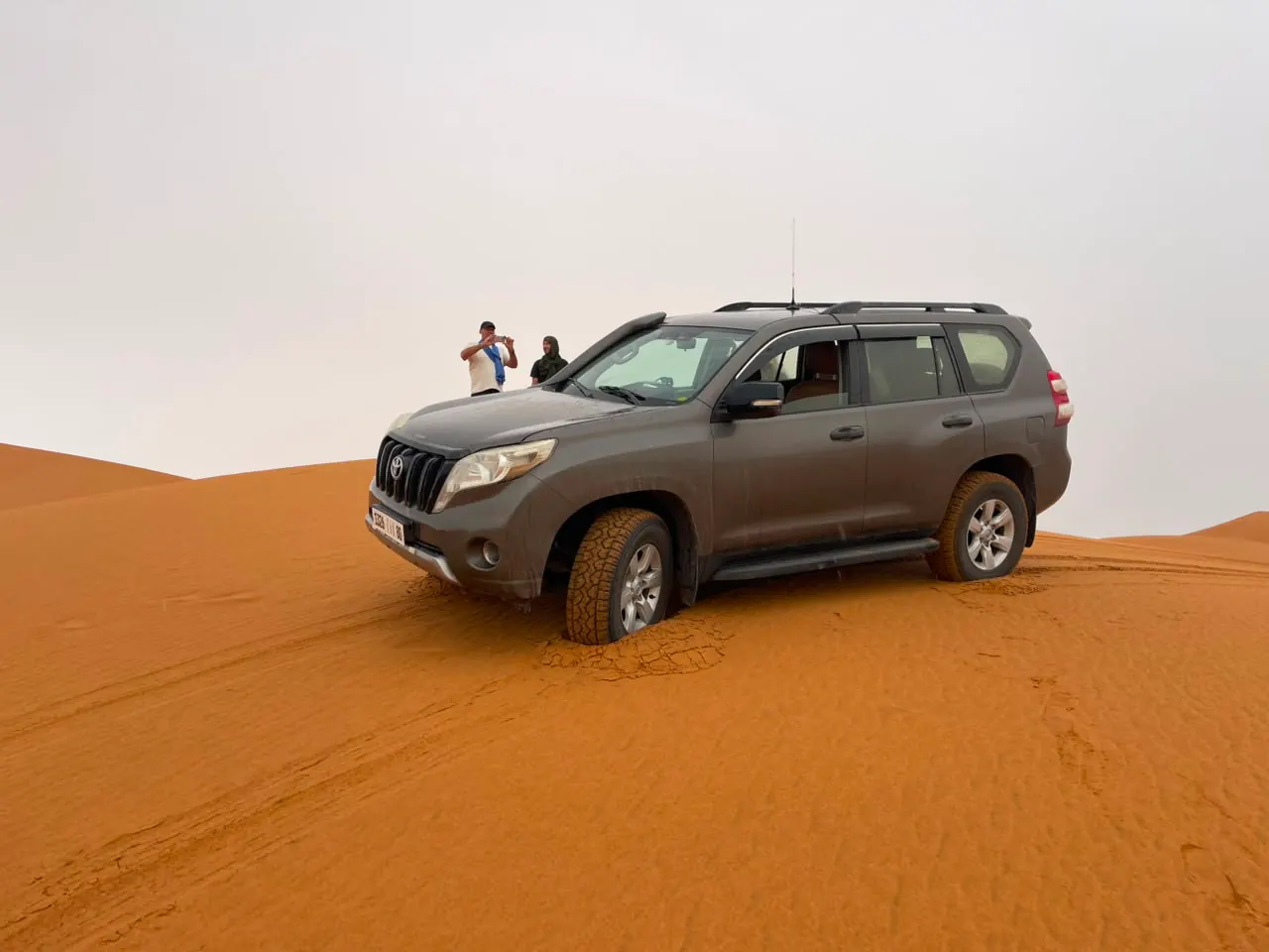 Fuoristrada 4x4 sulla cresta di una duna a Merzouga