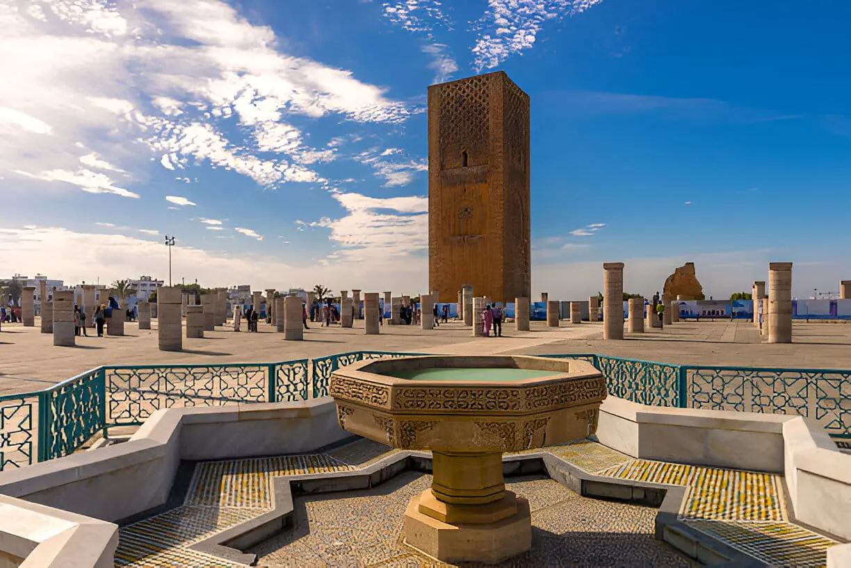 La torre Hassan a Rabat e le colonne della spianata, con una fontana in primo piano